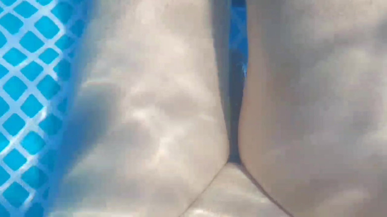 Kitty_Cross: Měkká feminine Femboy protahující se nohy v oblečení na jógu