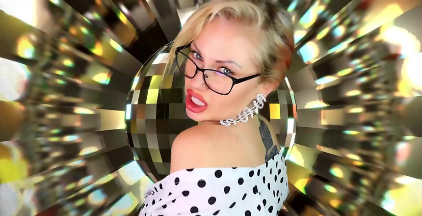 Goddess Misha Goldy: 危险！这不是游戏，男孩！我知道你有多喜欢暴露...