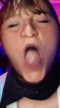 Spitty Suckjob Nylon Head