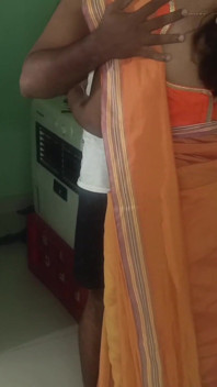 Verheiratete glamour-frauen orange sari stehend, romantik