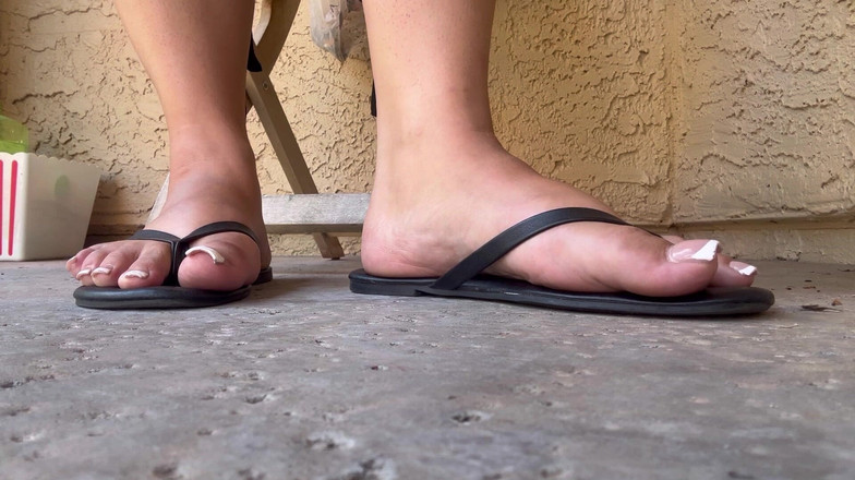 SofieeSoles: 黒いビーチサンダルのクラシックな白いフレンチチップ