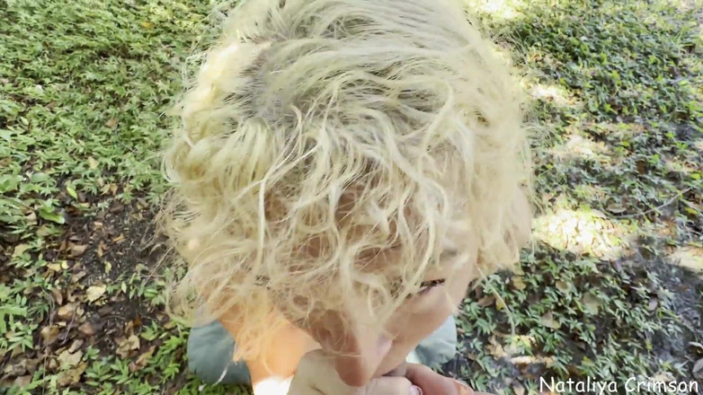 Nataliya Crimson: Mamada en el patio trasero