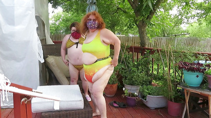 BBW nurse Vicki adventures with friends: Pielęgniarka balsamowa obu dziewcząt Vicki w górę