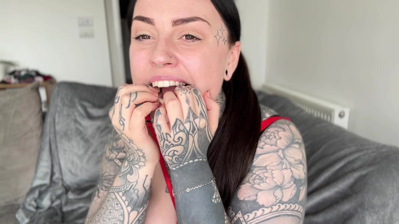 Miss Valentina: 젖탱이를 빠는 18세 소녀