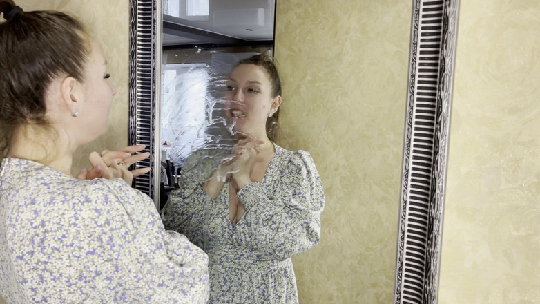 Hottie goddess: Desordenado juego de saliva y limosna en vidrio