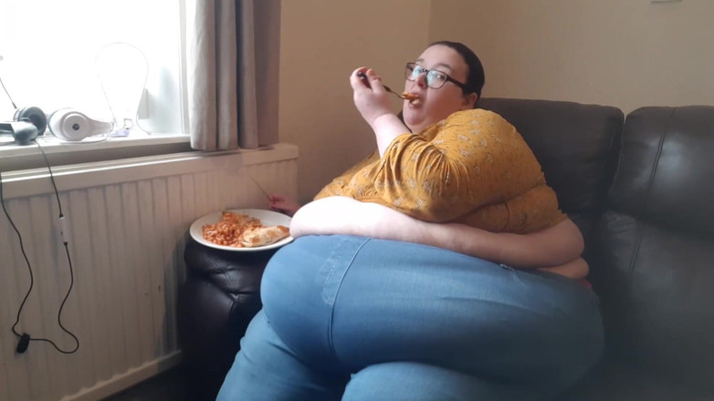 SSBBWLadyBrads: SSBBW ogromny brzuch podczas jedzenia na kanapie