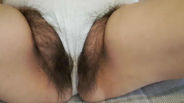 Mommy big hairy pussy: 阴毛浓密的继母荡妇和出轨人妻的特写