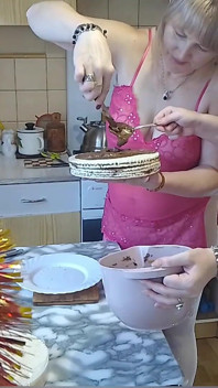 Preparo un desayuno desnudo dulce con mi amiga con mucho busto.