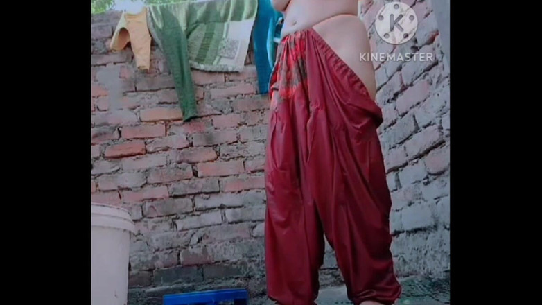 TricolorMusic3: Žhavá sexy dívka velmi sexy dívka se koupe při koupání...