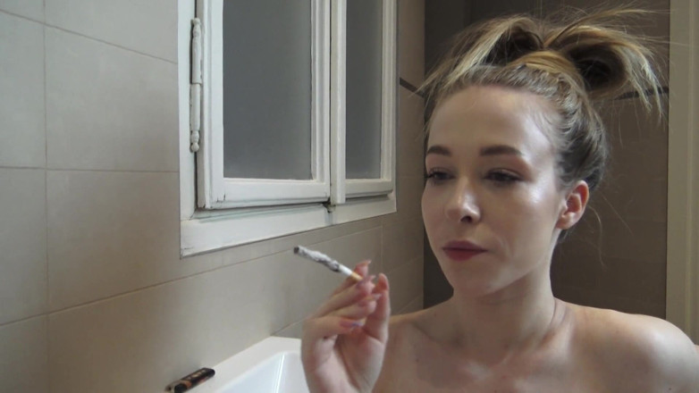 Solo Austria: Amorela's Lascivious Bathtub Smoking!