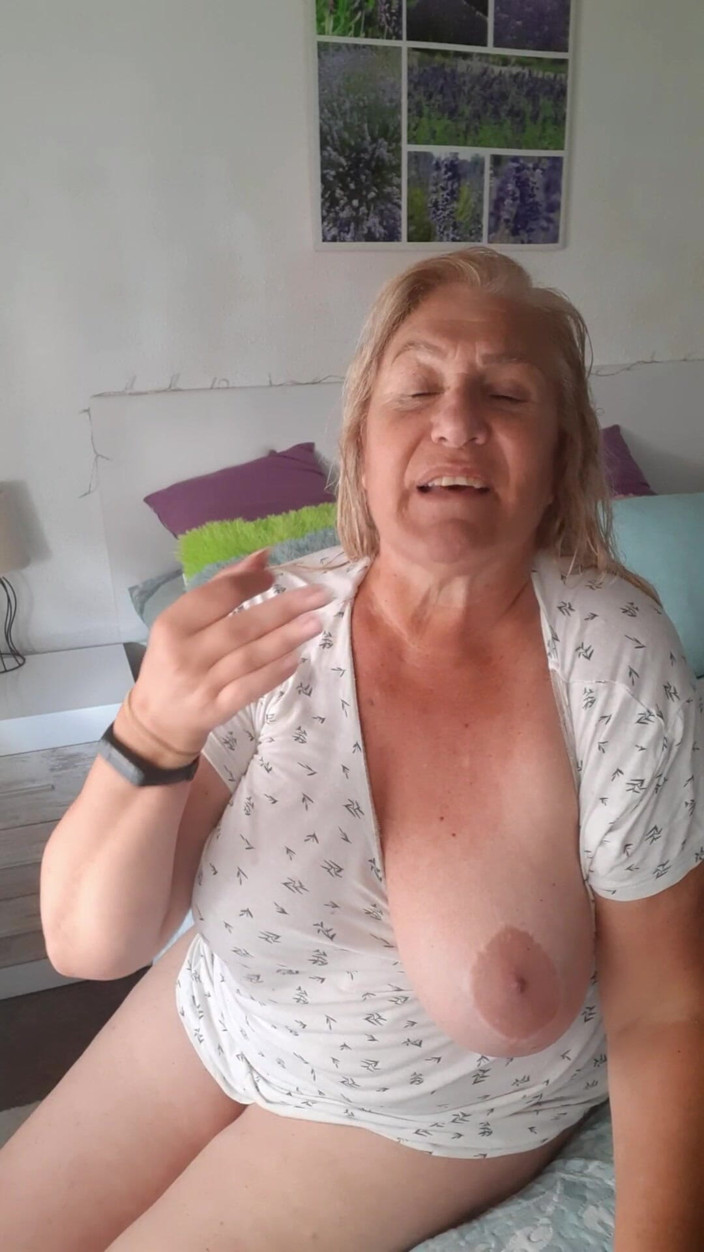 Lady Spain: Fina chat terwijl ze naakt uit de douche komt en...