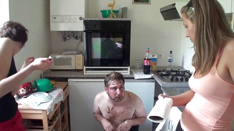 Foot Girls: Jovens brincando com seu escravo na cozinha