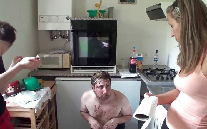 Foot Girls: Giovani donne che giocano con il loro schiavo in cucina