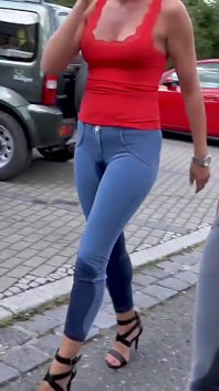 Street Pissing Girls