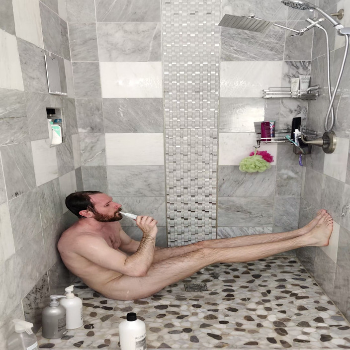 AlbinoAdonis: Duș sexy - videoclip personalizat - întreabă cum poți să te descurci