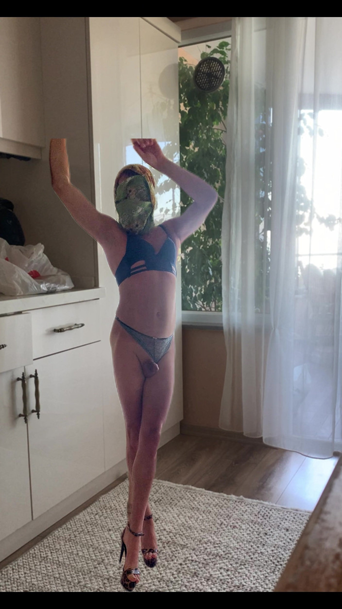 cd_aysemmm: Il nano sexy sissy è molto eccitato