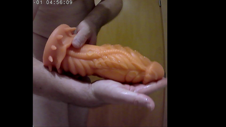 Sumiso: Riesige dildos in engem arsch