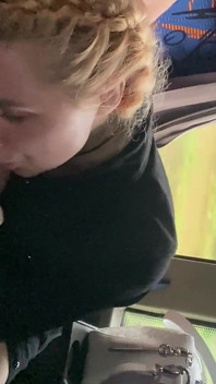 Wtf! Złapałem się bez biletu autobusowego i inspektor biletów zmusił mnie do ssania jego penisa i wszedł do moich ust!