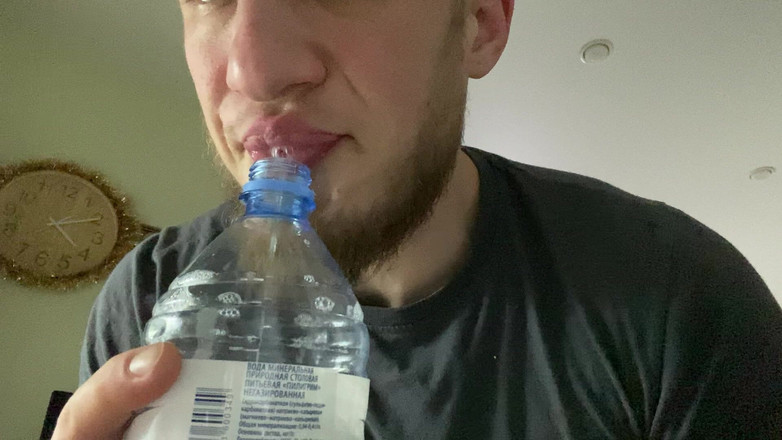 Hunky time: Alpha mengisi botol dengan air liurnya (ingusan)