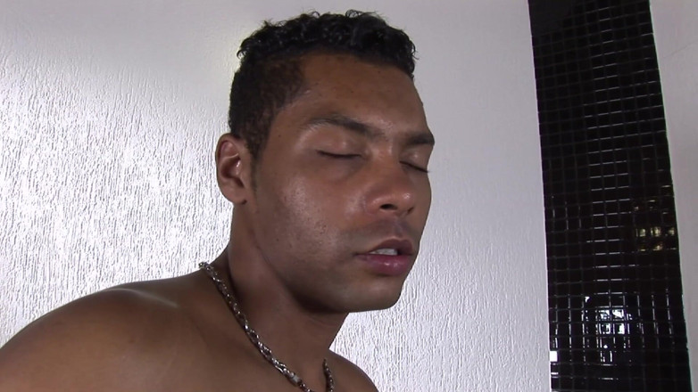 Male Dream: Zwarte hunk vindt het heerlijk om langs achteren geneukt te...