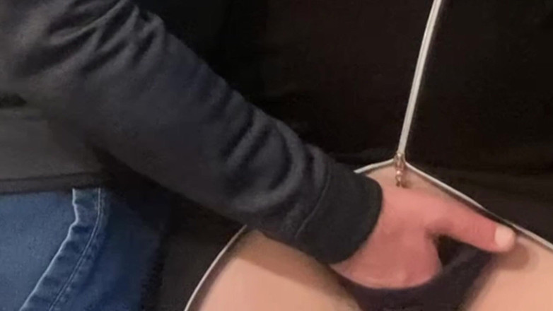 Niki studio: Wow! Orang asing kotor menggesel pepek saya di kereta api...