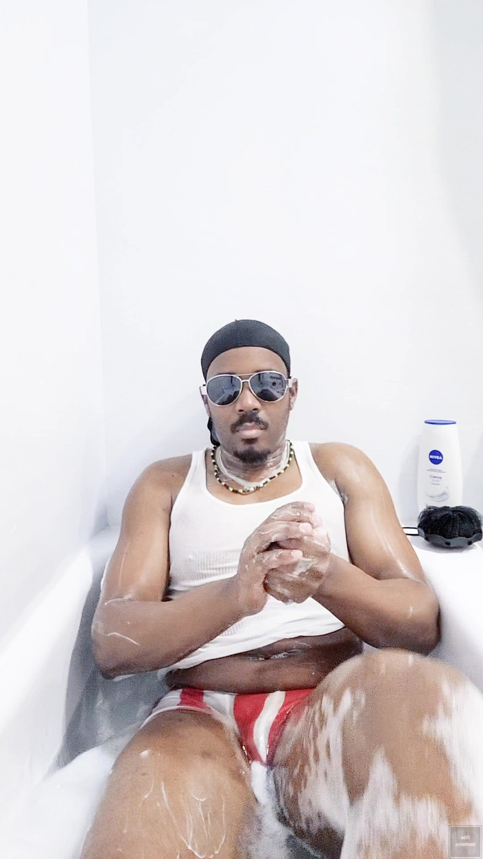 Soft Soleman: Saya membasuh badan saya di bilik mandi (3) (2025)