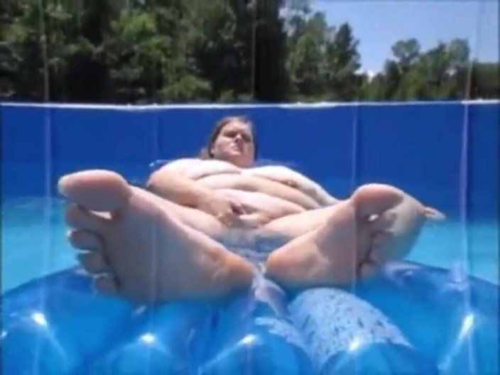 Fat House Wife: Naked tan Milf outdoor pool making herself squirt
