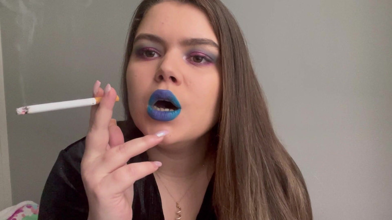 Your fantasy studio: 파란 립스틱을 바르는 섹시한 흡연자