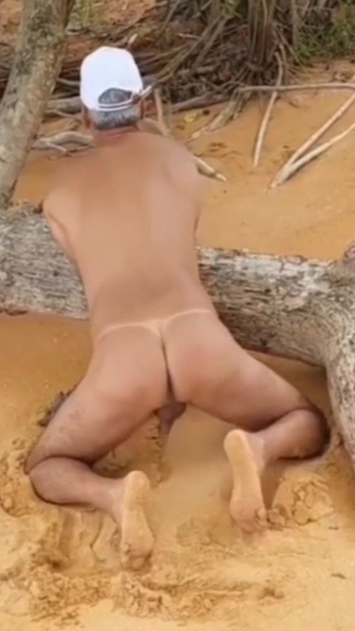 Ladysilvas: Kompilasi ladysilva pamer pantat bahenol cewek seksi di pantai sambil...