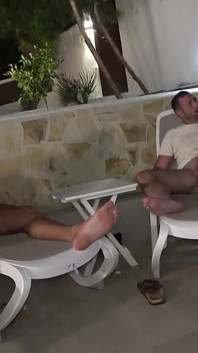 Después de la oscuridad, orgía anal en la piscina