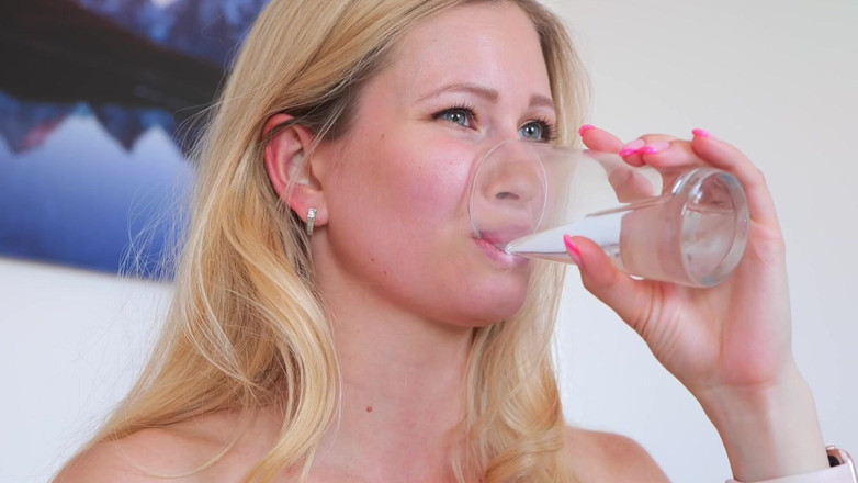 Stella Cardo: Masturbazione manuale con un vibratore potente