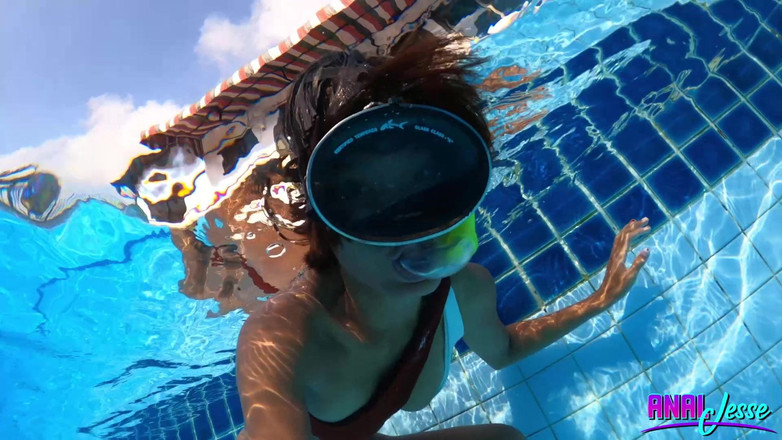 Jesse Thai: Azjatycka nastolatka pływanie i nurkowanie z rurką ze szklanym tyłkiem