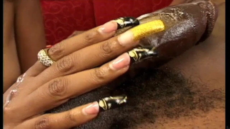 Bitch fucked bareback by big cock: Lei lo masturba e lo fa fumare la sua sigaretta