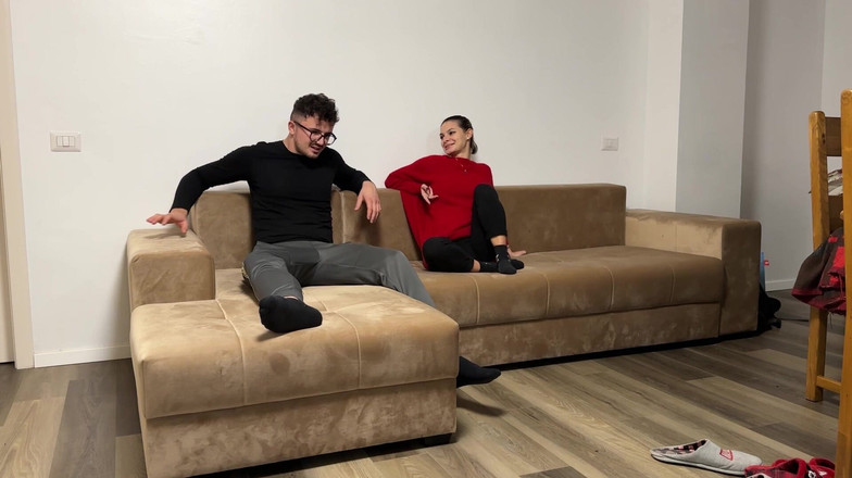 Tommy e Annika: Schwangere jugendliche Tischlerin in verschiedenen Positionen. Reich an Dialogen in...