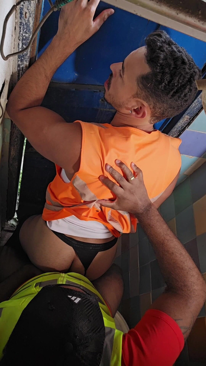 TheBlacKHunterr: Banheiro Da Obra Virou Putaria