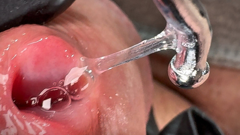 Leonardo-1974: Aku mengeluarkan air licin dari lubang biji jadulku