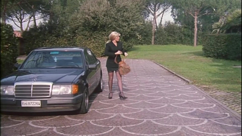 Inthe MILF room: Questa milf troia il suo toyboy viene