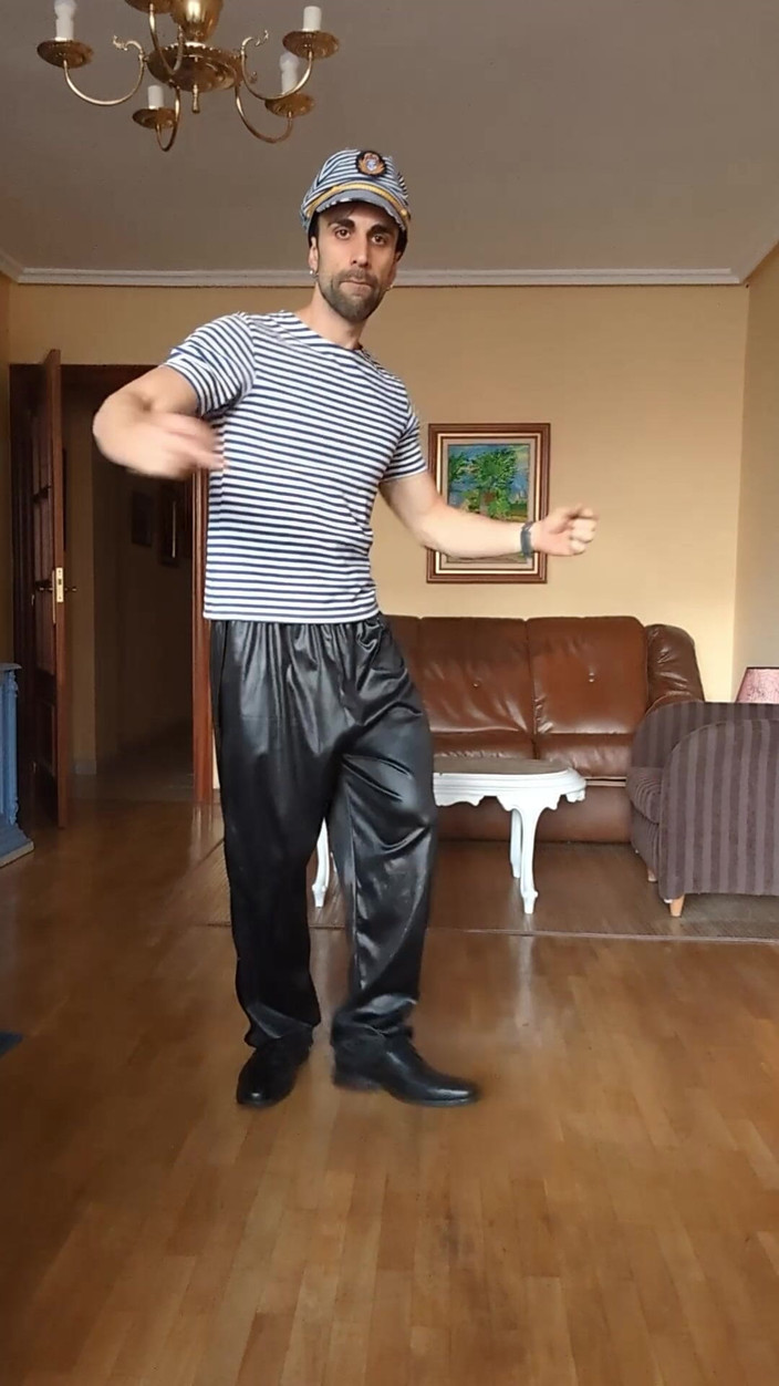 Zeus Ray: Faccio uno streptease vestito in abito militare