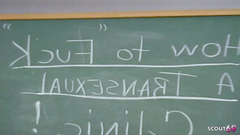 Shemale TS Collection: Lerares neukt magere ladyboy in de klas in extreem strak...