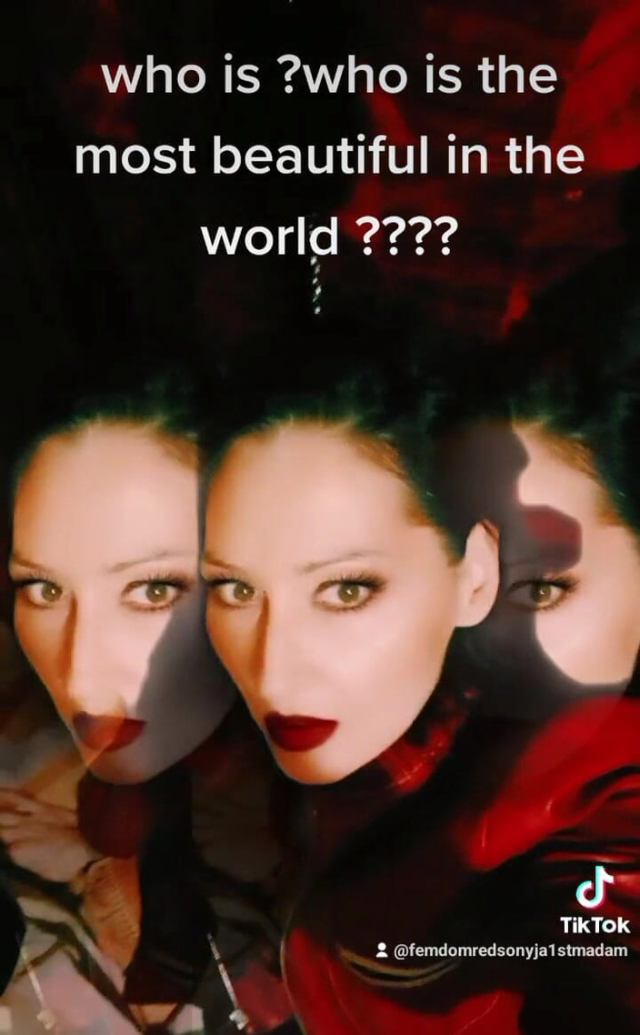 Dominatrix Redsonyja: मेरी दया के टुकड़ों, छोटे दयनीय कीड़े, यहां आते हैं और एक और एकमात्र देवी की पूजा करते हैं। इस का आनंद लें।