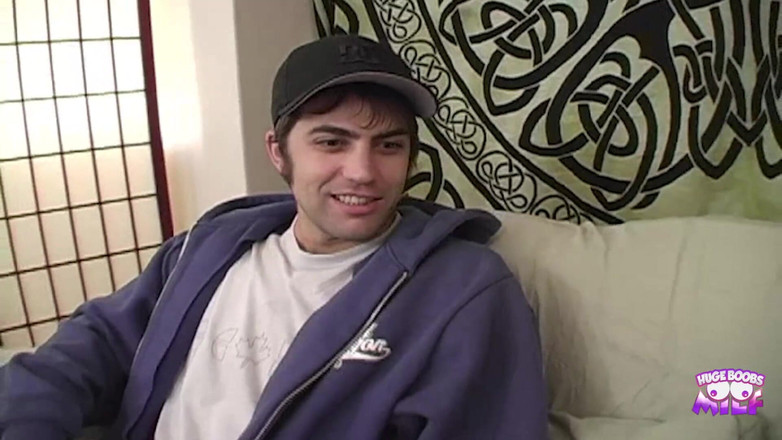 Huge Boobs MILF: En tatuerad blond bimbo med stora tuttar skakar sin gravida...