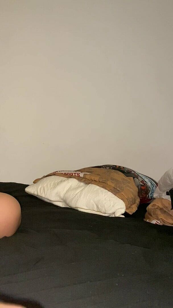 Tomas Styl: Damarlı şişman yarağı cep telefonunda gösteriyor