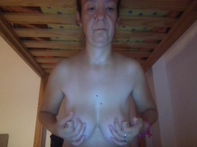 Candelita42: Göğüslerimle oynuyorum