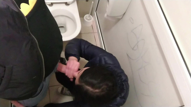 Toilet Mommy: सार्वजनिक शौचालय में वीर्य शॉट