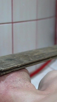 Menyetrika dengan papan di kepala