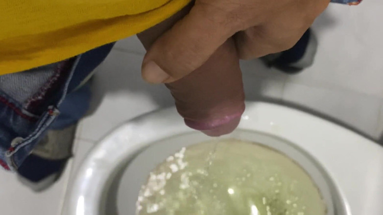 Latin mature king: Kencing batang besar pada perkhidmatan awam