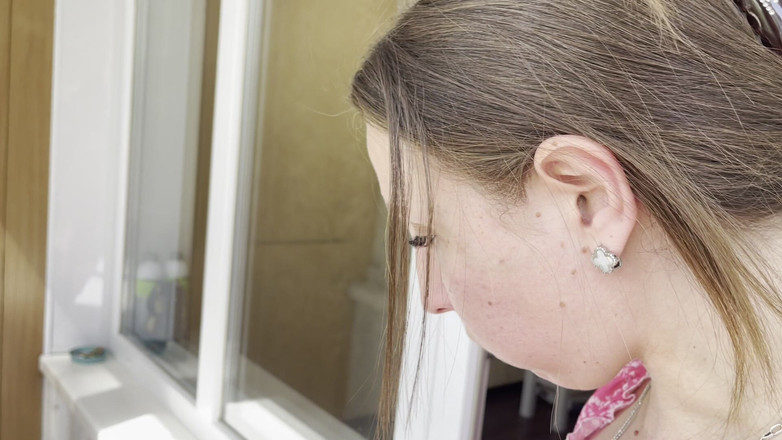 Hottie goddess: Cewek sange ini lagi asik muasin memeknya pakai ludah sampai...