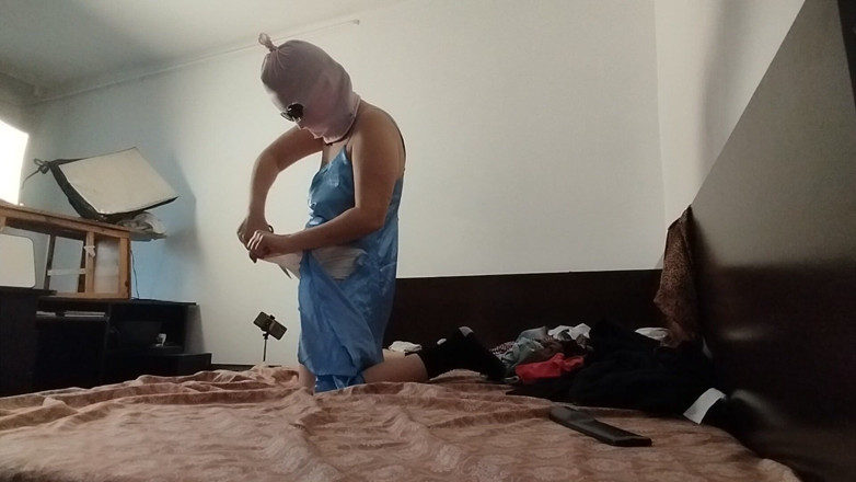 Amateur_MS: Mulher Amadora Se Diverte Experimentando Roupas E Cortando-as.