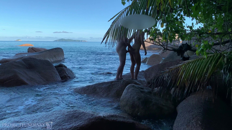 Projectsexdiary: Catching nude couple -sex on beach