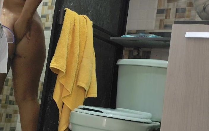 1lindapareja: Při pohledu na moji egyptskou macechu, zatímco se koupe, skutečný...
